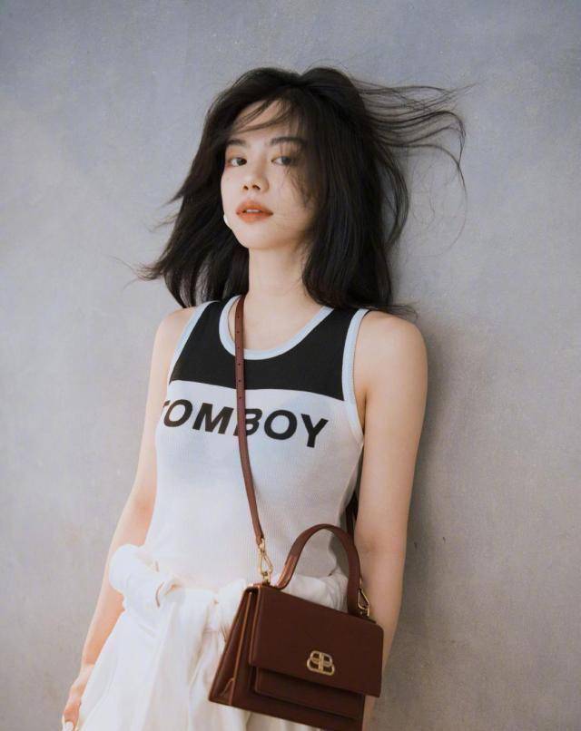 陈坤手下的新人李蔓瑄,高颜值酷似"王菲",时尚表现力惊艳_黑色_造型