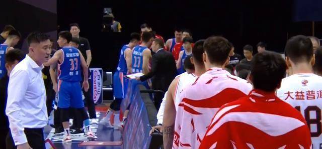 杜锋为胡明轩暴走,与莫克热聊,被弟子业余动作逗笑_比赛_莫科_球员