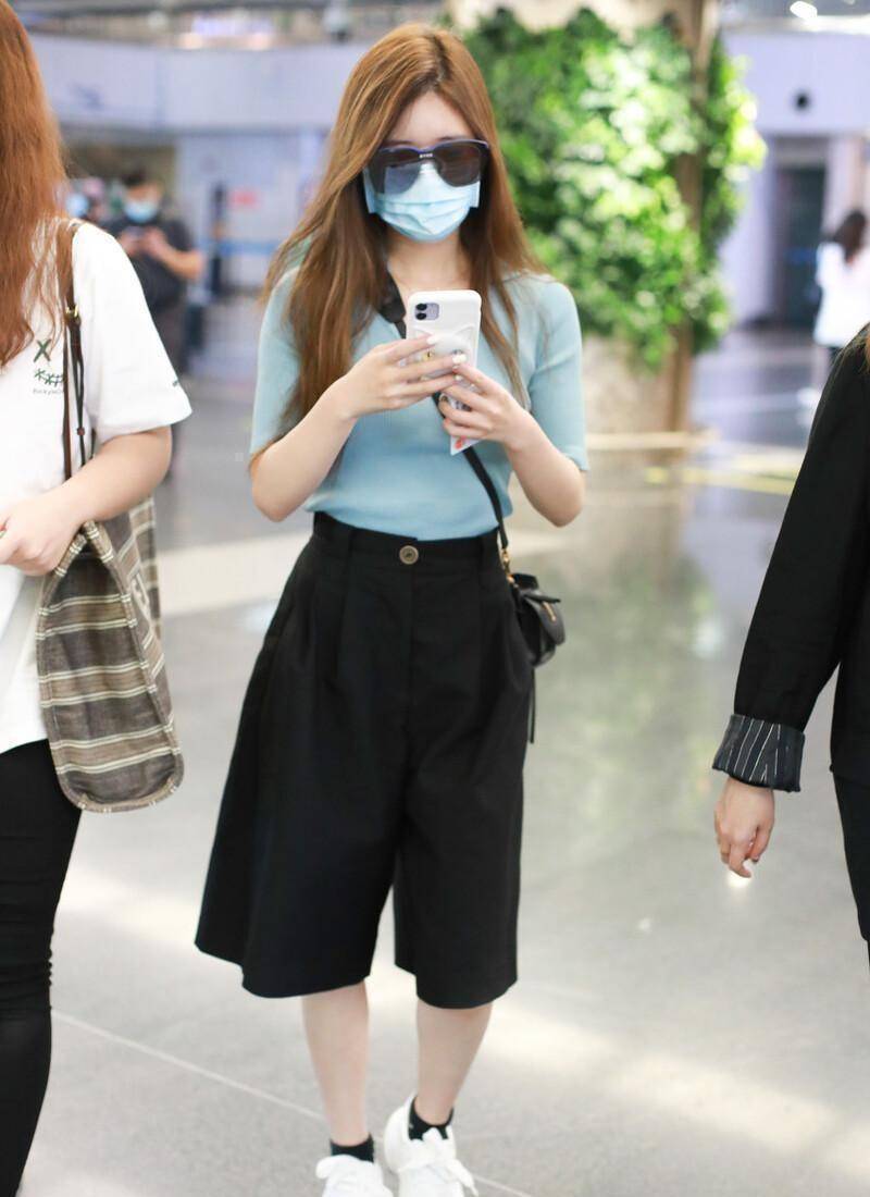 赵露思一身休闲装,印花t恤搭配九分牛仔裙,比例很好_设计_效果_时尚