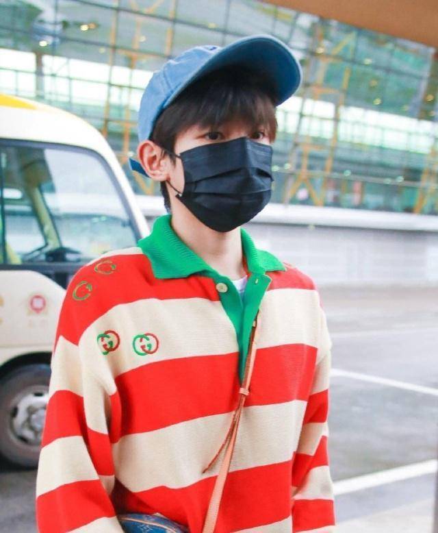 王源回家,彩色糖果服装可爱现身,像极了不二家的搭配_卫衣_背景_机场