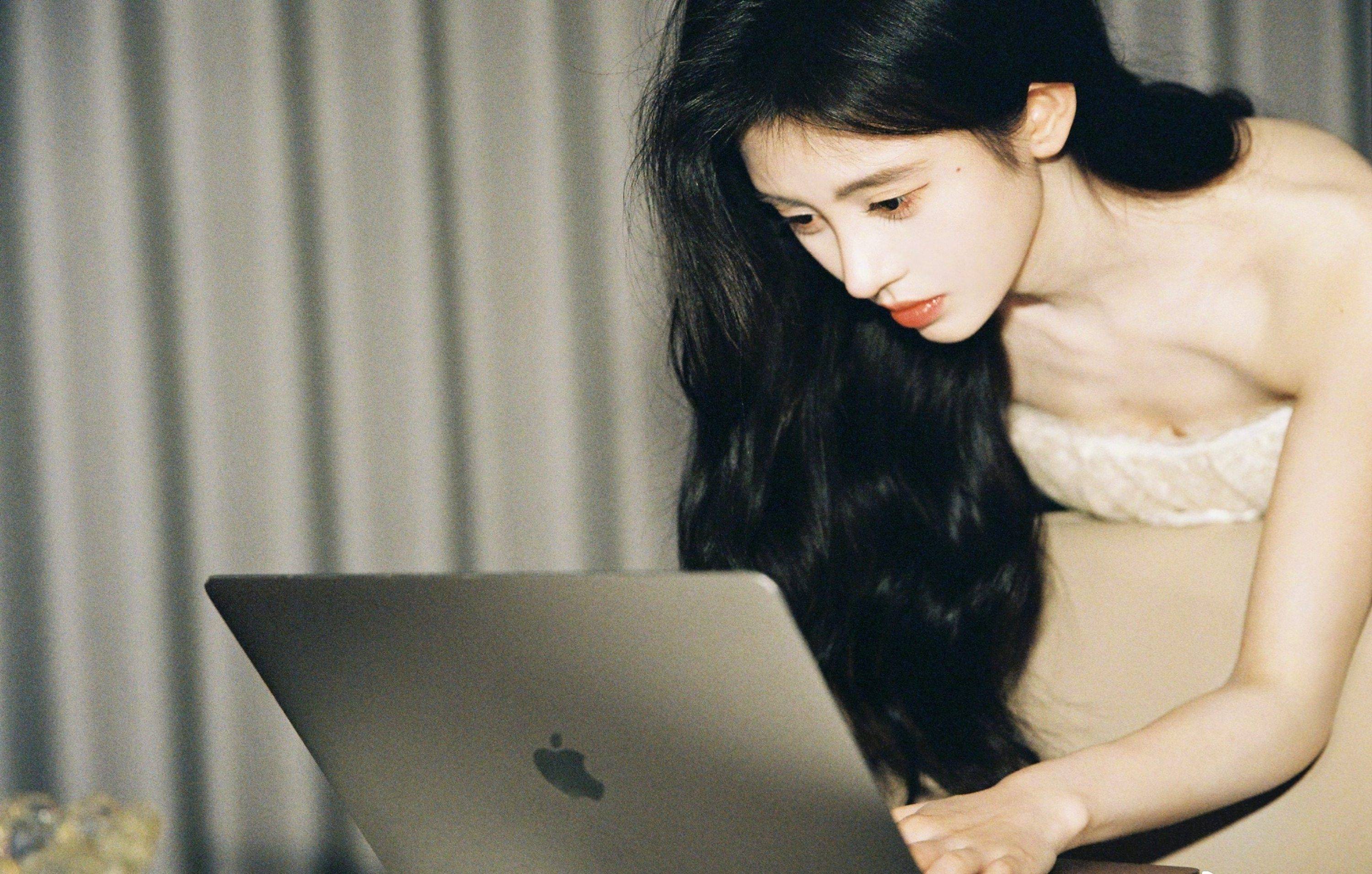 鞠婧祎白色抹胸连衣裙性感写真_美的_网友_漂亮