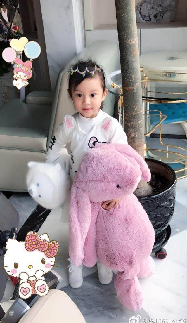 土黑土黑的女汉子甜馨长大了,长发撩人王源真要娶了她了!