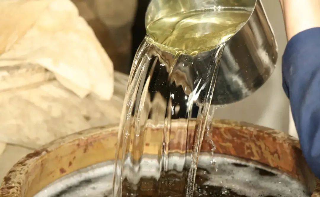 广东一大爷,将茅台酒灌入塑料瓶中,拿去让行家鉴定,结果咋样?