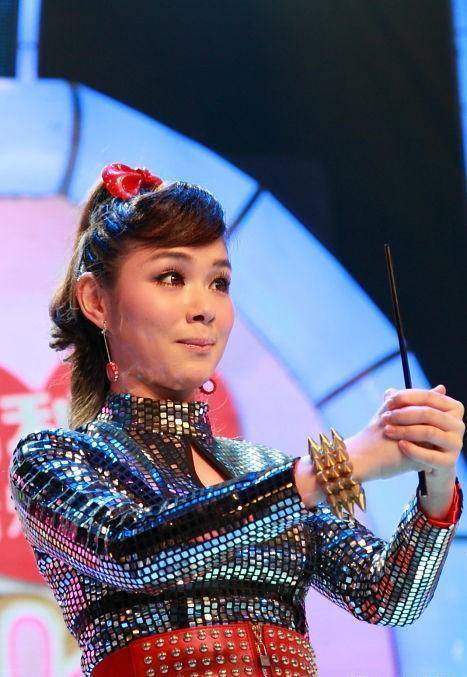 安徽卫视美女夏柏,网友:第一印象:甜美!