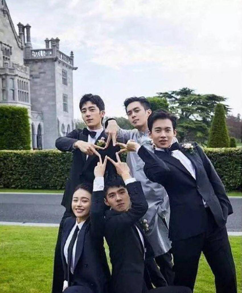 张若昀伴郎团被调侃,搞笑合影"撞钱"二哈_唐艺昕_穿着_网友