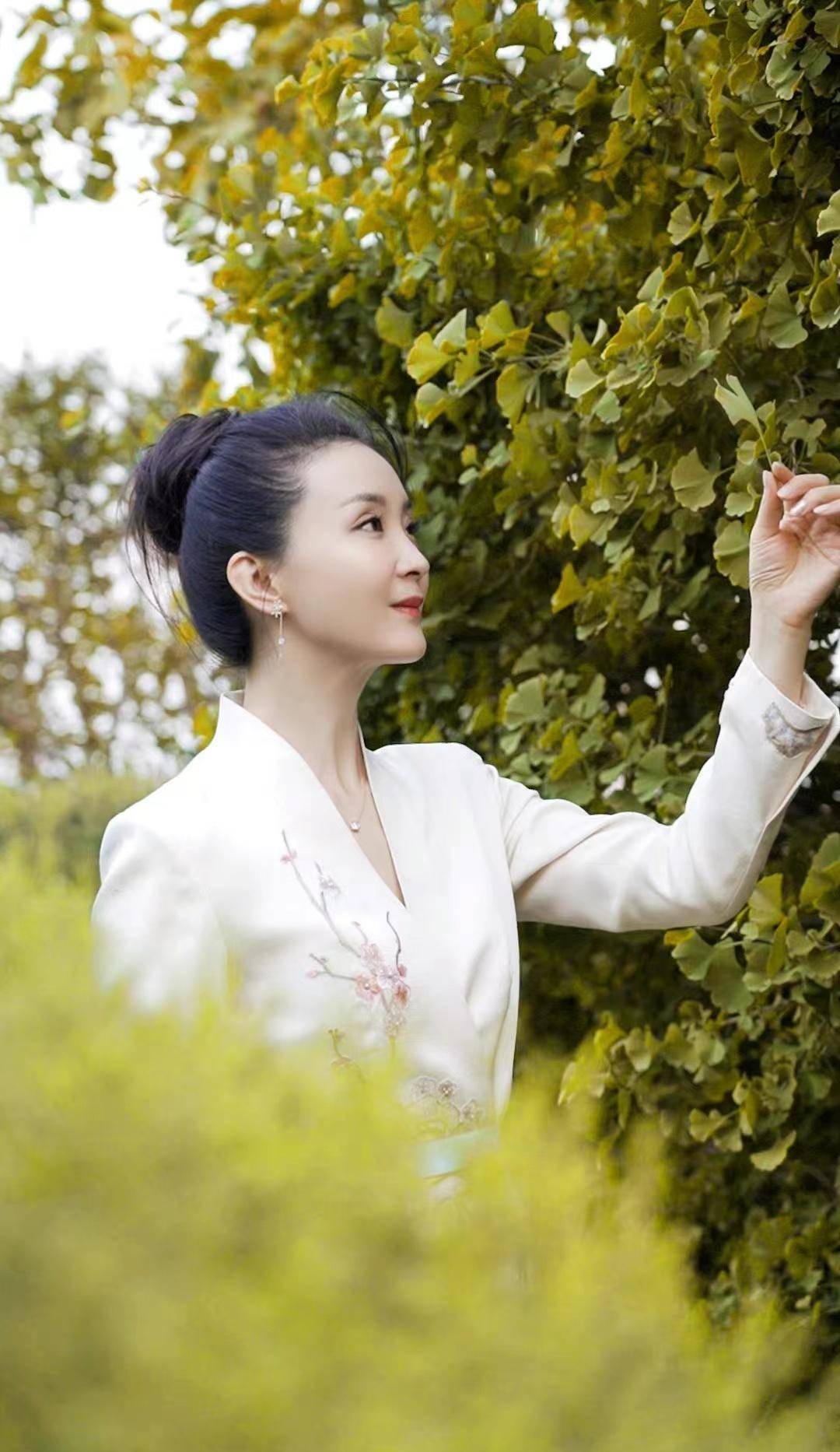 "晴格格"王艳晒美照,穿中国风刺绣上衣搭丸子头,温婉又优雅_气质_白色