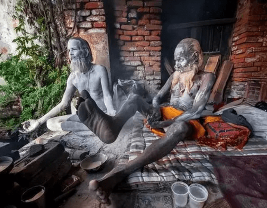 印度神秘族群人均50岁:吃腐烂尸体,骨灰涂抹全身,以此净化灵魂