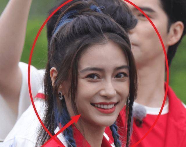 30岁谭松韵做客《跑男9》,和baby同框,娃娃脸的优势一瞧便知_穿着