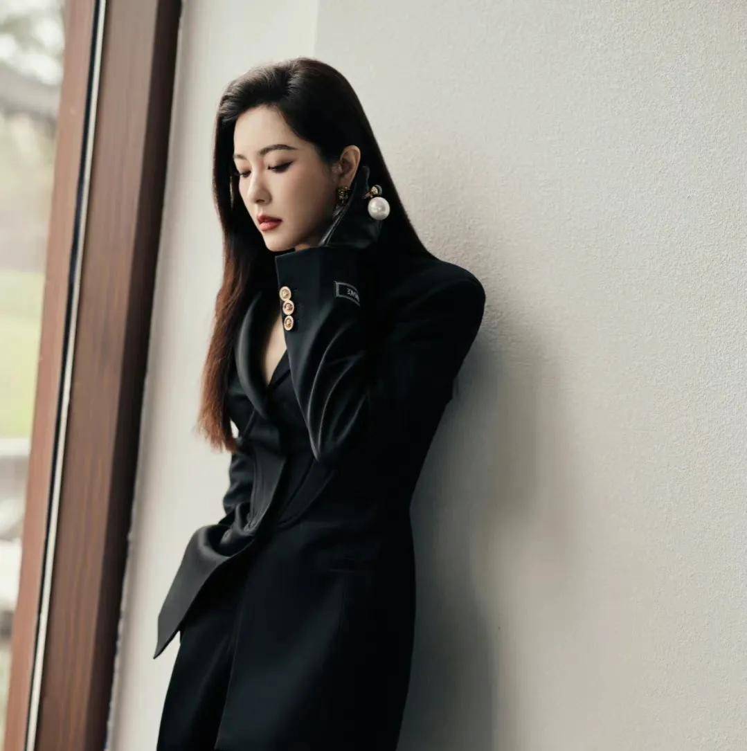 国剧盛典红毯生图,41岁杨蓉与43岁秦岚不相上下,关晓彤又穿对了_穿着