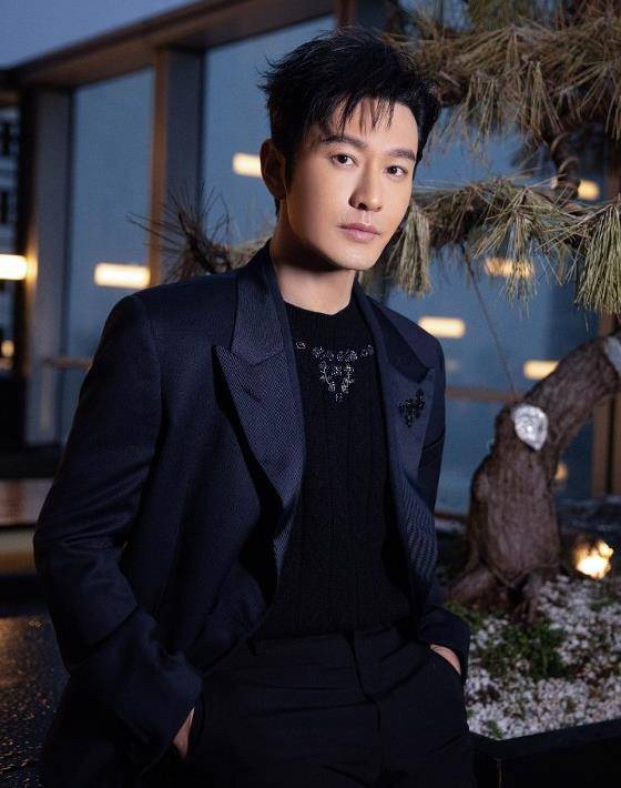 被曝黄晓明与新女友去酒吧玩到半夜,女子化了妆以免被误认为是baby