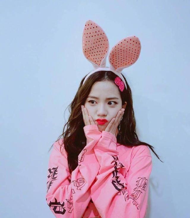 jisoo终于醒悟,粉嫩露脐卫衣狂秀马甲线,原来你才是女团性感c位_金智