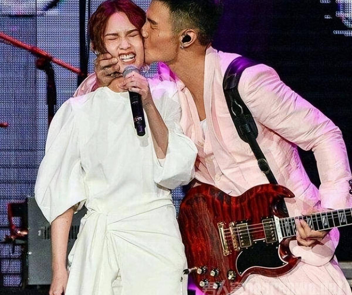 还能够看出李荣浩还是非常的关心以及非常的想念自己的老婆,杨丞琳的