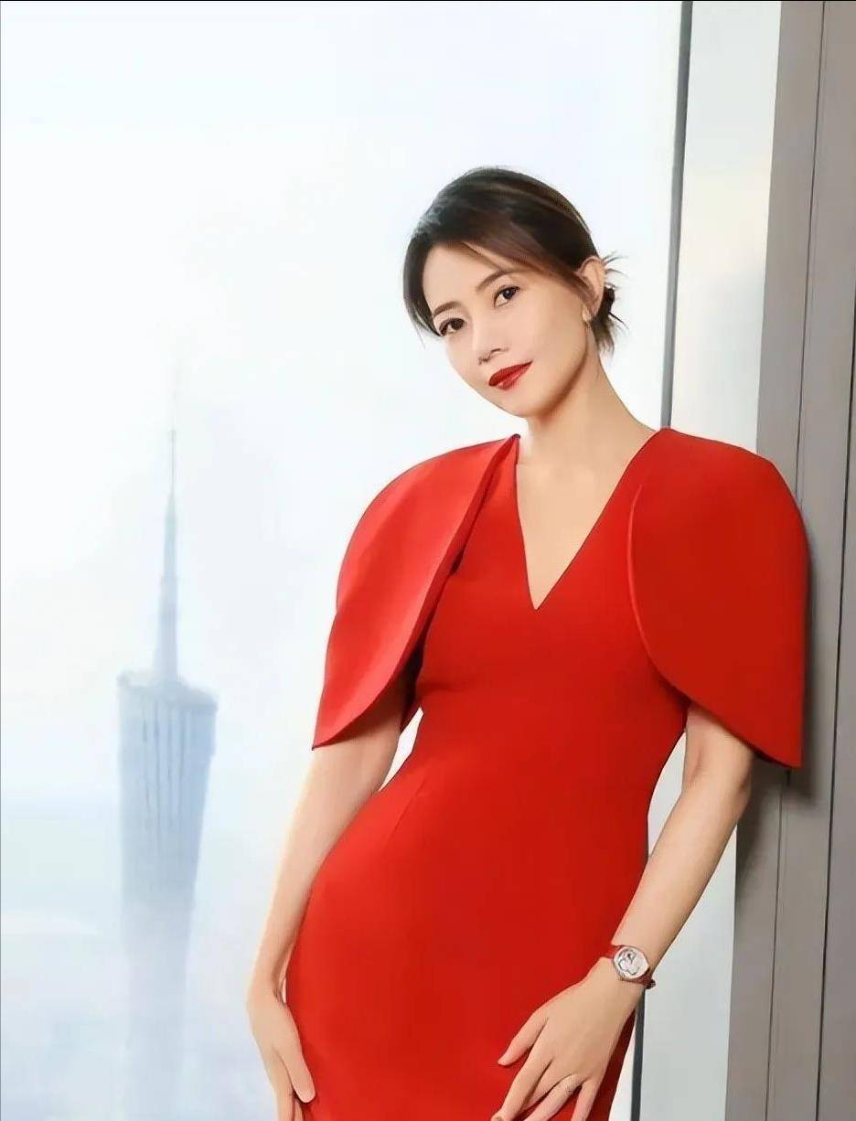 没想到高圆圆身材这么好!腰臀比例惊人,红裙优雅精致_女性_中年_红色