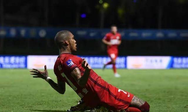 河南外援卡兰加惊险上海滩,疑似寻找昔日恩师,但愿球迷们多想了_球员