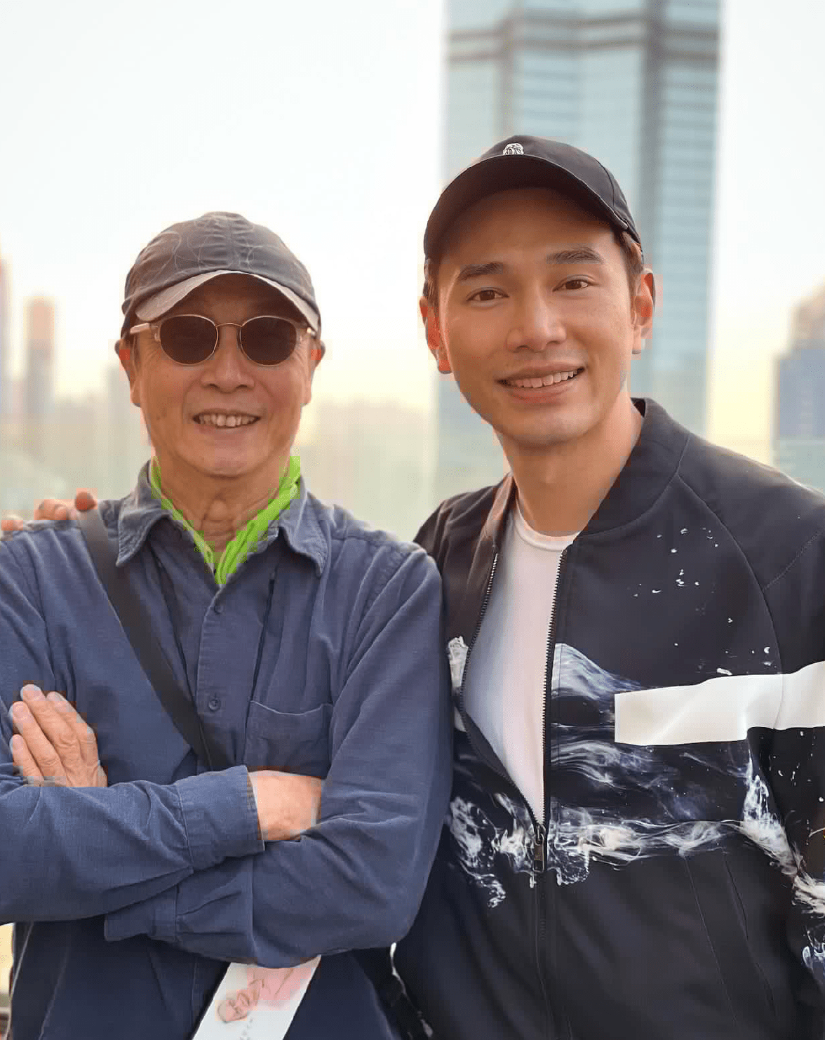 73岁刘松仁近况曝光,出席活动宣布复出,合照右手拳头紧握不自然