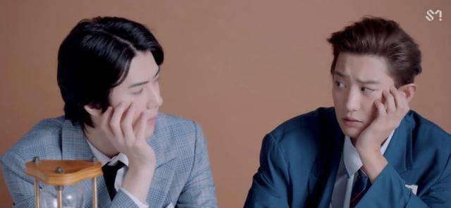 exo边伯贤打伞浪漫,朴灿烈吴世勋默契对视,金钟仁透露新专进程_表情