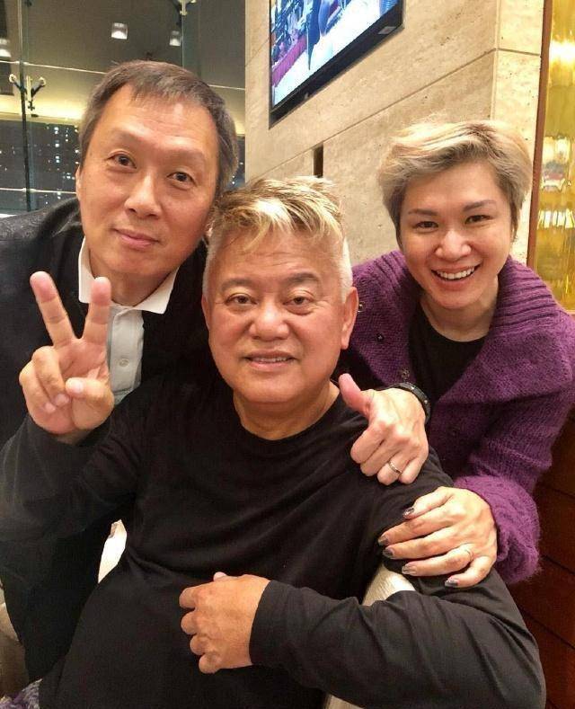 不过,陈百祥真的很潮,一身打扮相当抢眼,太太黄杏秀身穿红绿袍居然一