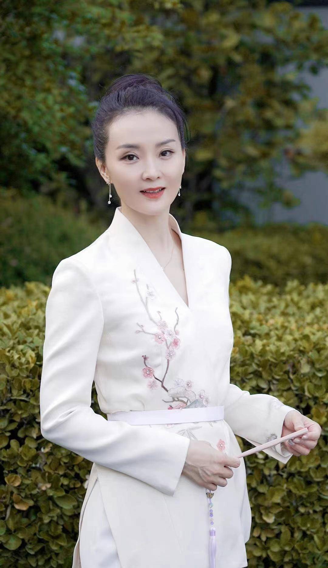 "晴格格"王艳晒美照,穿中国风刺绣上衣搭丸子头,温婉又优雅_气质_白色