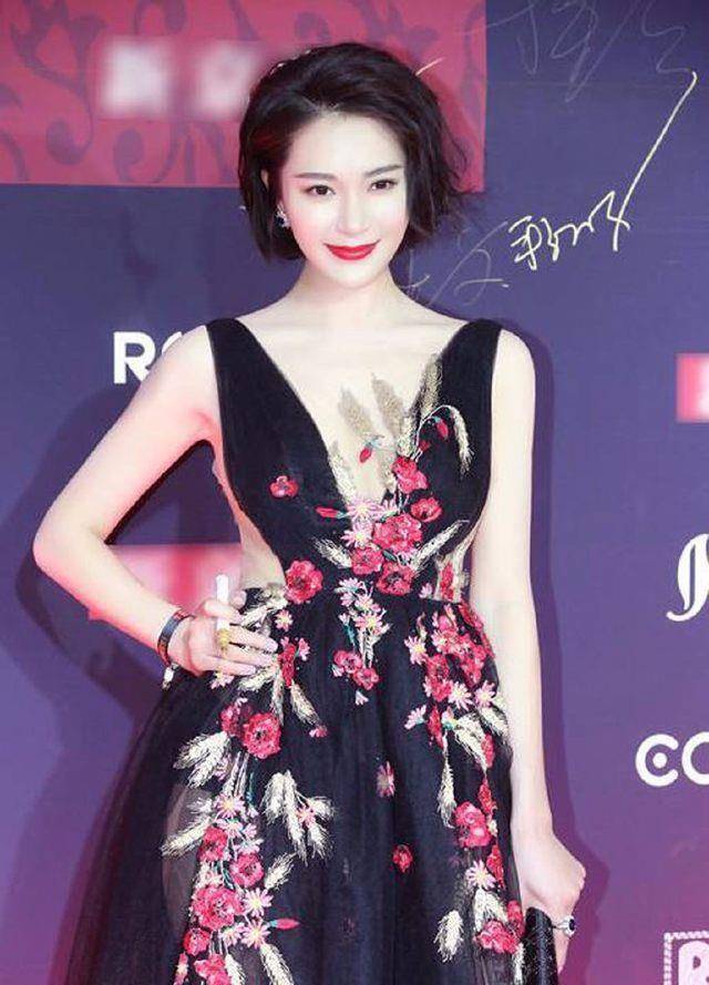 《追龙》晶女郎胡然,身材美貌与演技齐飞,未来必定不可限量