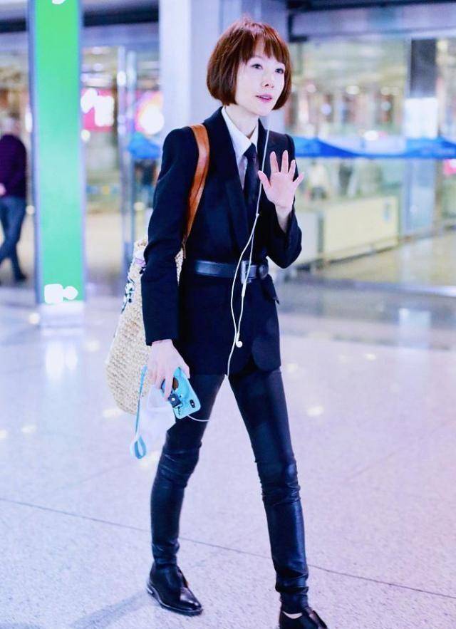 49岁鲁豫染亮眼发色,穿西装配皮裤秒变"竹竿人",瘦到让人心疼_造型