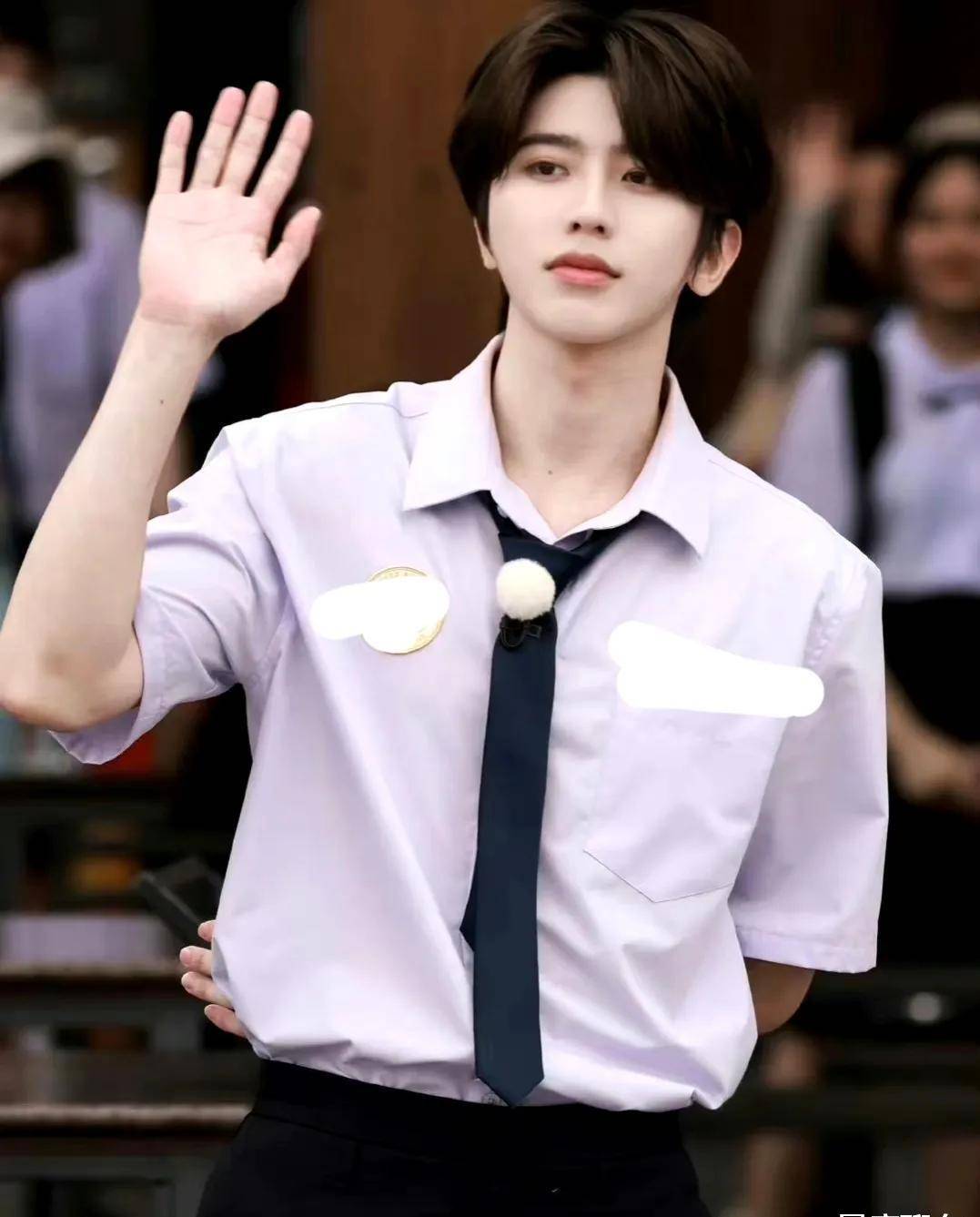 讲述了娱乐界的顶尖明星蔡徐坤在2021年与一名女性共度良宵,并导致了