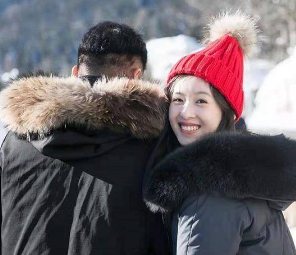 27岁章泽天晒健身照,全身白皙被赞美,大长腿又细又直!