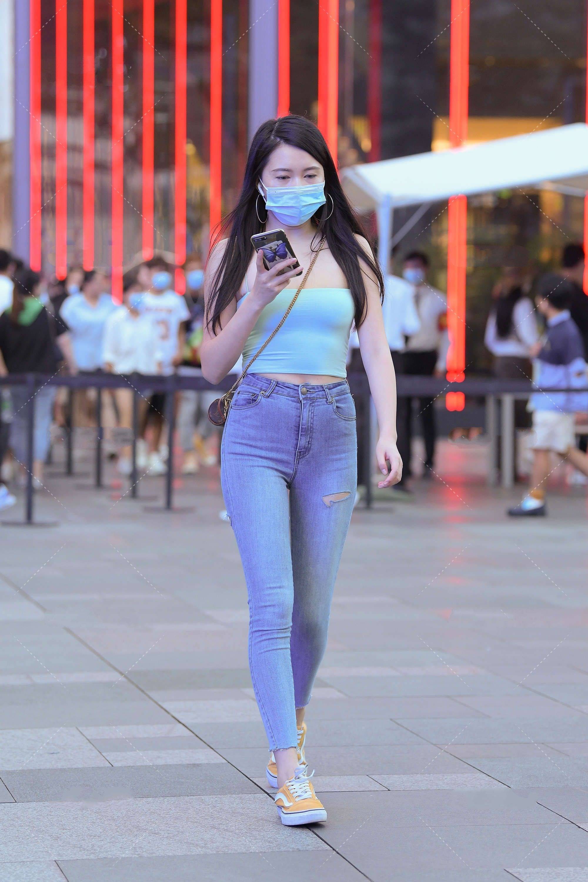 夏季流行贯穿式破洞牛仔裤,搭配短款上衣,清凉时尚,美丽一夏天_款式