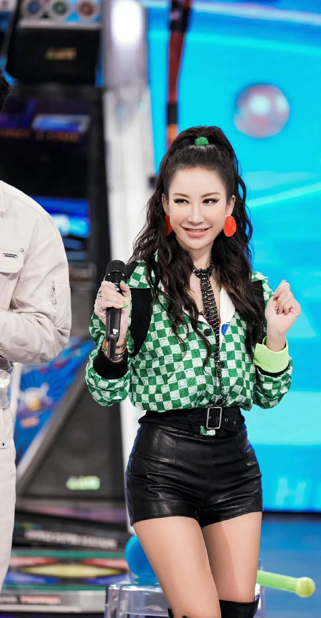 12位"半老徐娘",有钱有颜,肤白貌美,腰细腿长