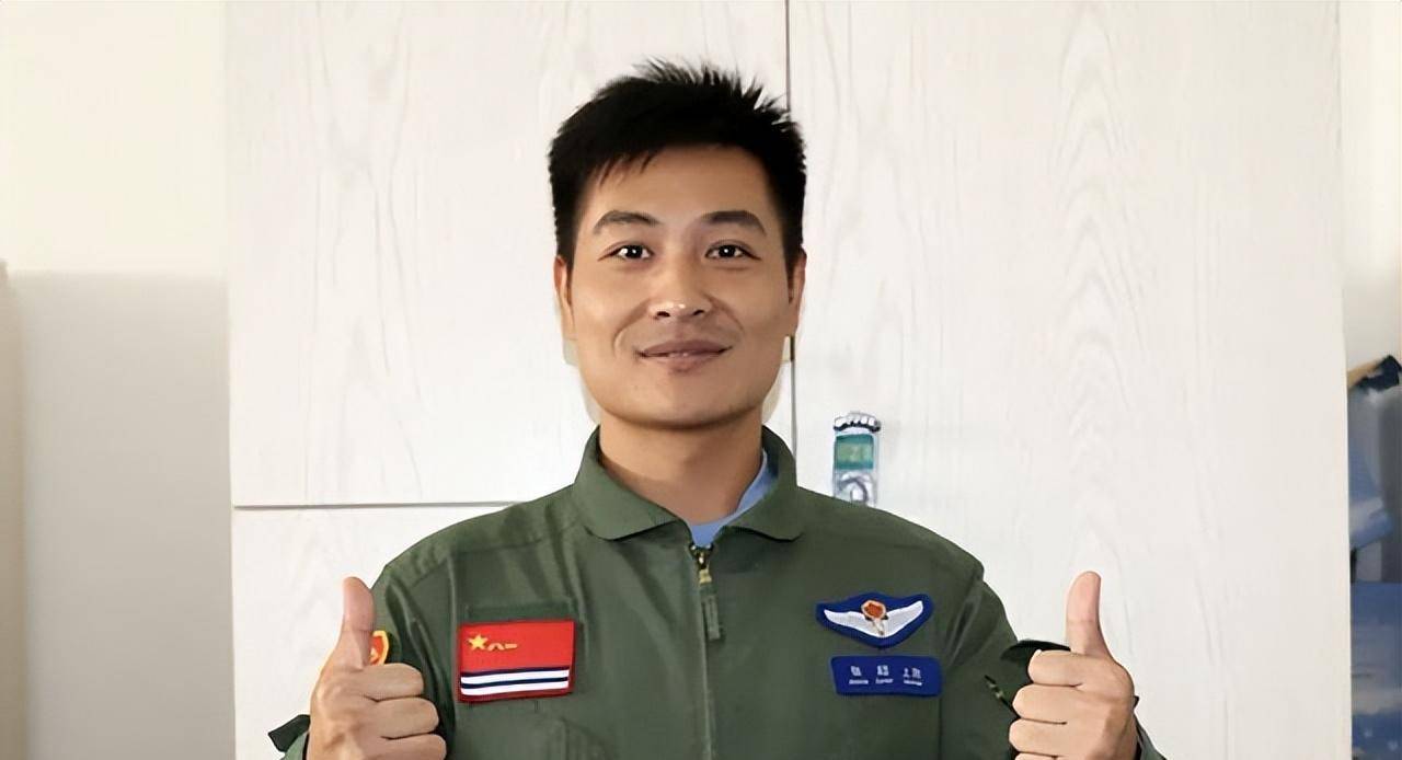 16年航母飞行员张超牺牲,女儿仅2岁,空姐妻子继承夫志应征入伍_战斗机