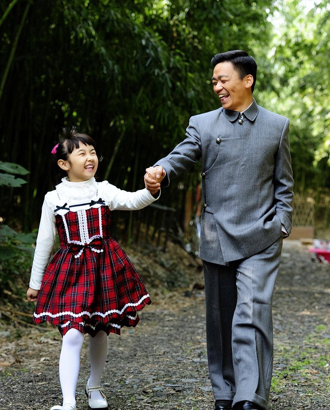 据悉,宝强和张子枫曾在《我的父亲是板凳》中扮演父女,两个人的缘分真