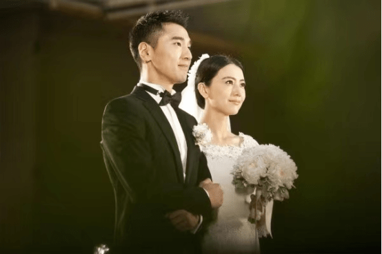 高圆圆吃火锅,热情与店员合照,被赞礼貌又亲切魅力十足_电影_赵又廷