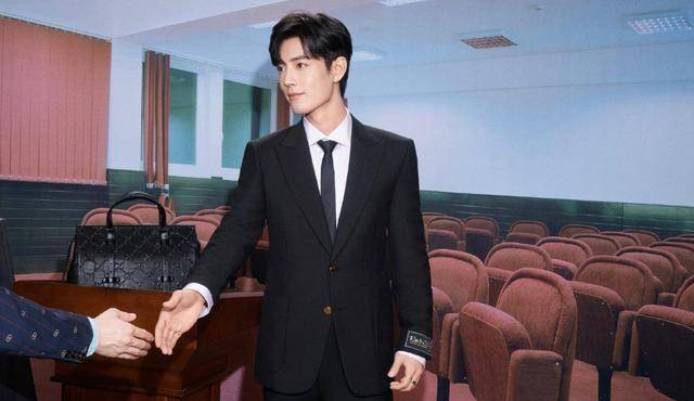 这位"手模"与肖战握手后还发了长文,让粉丝们狠狠地羡慕了.