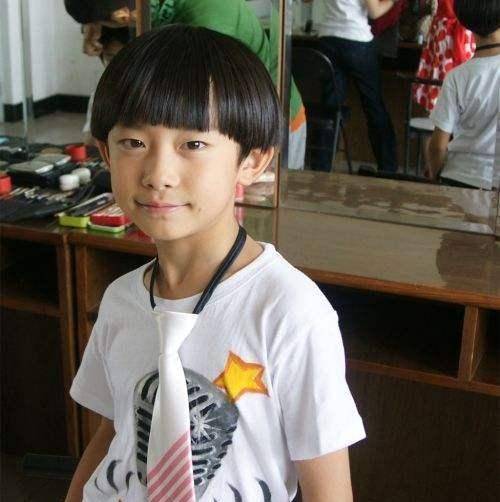 出道成绿叶,抗击各种争议,易烊千玺终逆袭成功,还有胖虎相伴_王源