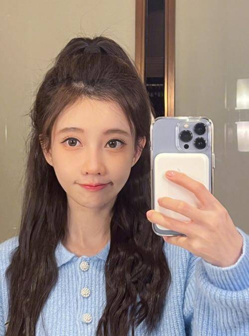 冯提莫晒了一个经典的九宫格,其中个有一张露腰的