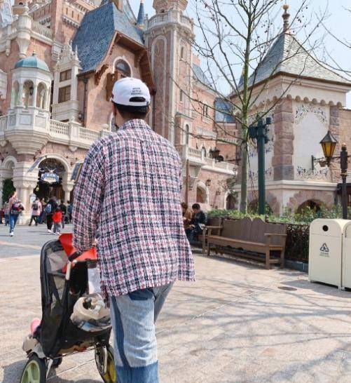 陈赫张子萱迪士尼游玩,晒女儿安安正脸照,为显腿长栏杆都p变形_照片