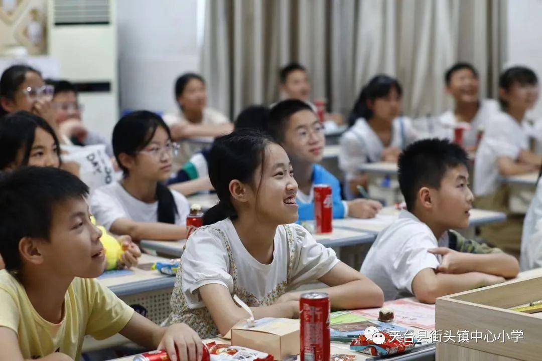 俯仰之间学生图片