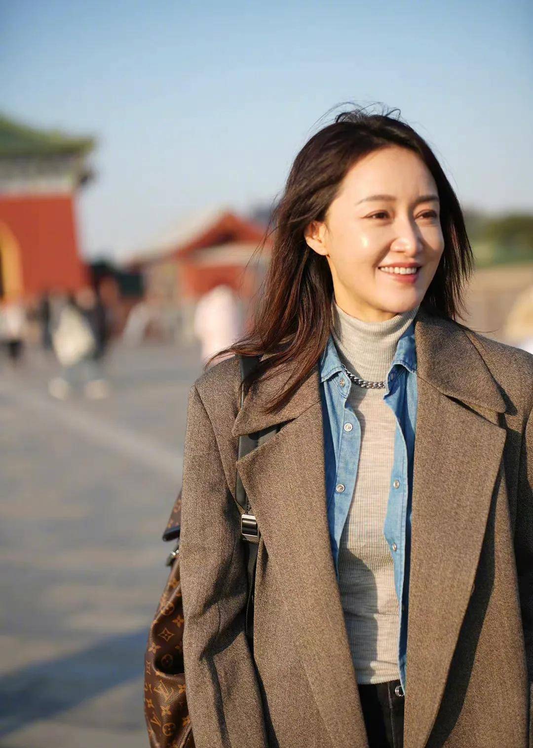 46岁赵子琪变身公园博主!