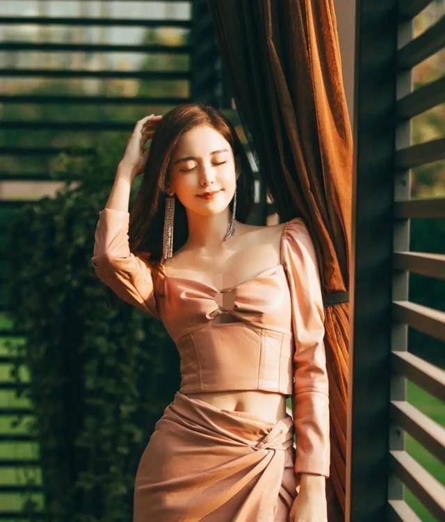 古力娜扎穿低胸装参加活动,胸前环扣设计太性感,网友:好辣好美_身材