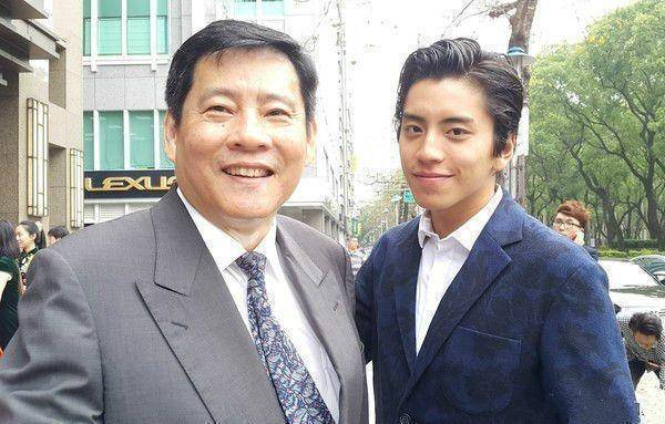 王大陆母亲脑肿瘤破裂,抢救无效去世,生前曾陪儿子一同去夜店玩_妈妈