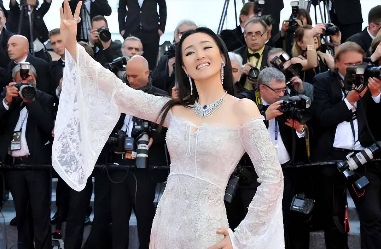 毕竟巩俐也是华语电影的第一女星,她在国际上的地位,娱乐圈没有几个人