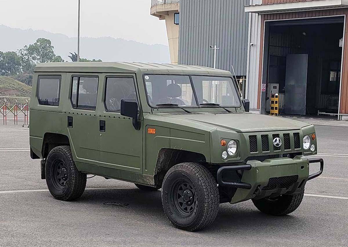 而是在中网上使用了北汽制造的图形车标,另外申报信息中还显示,新车型