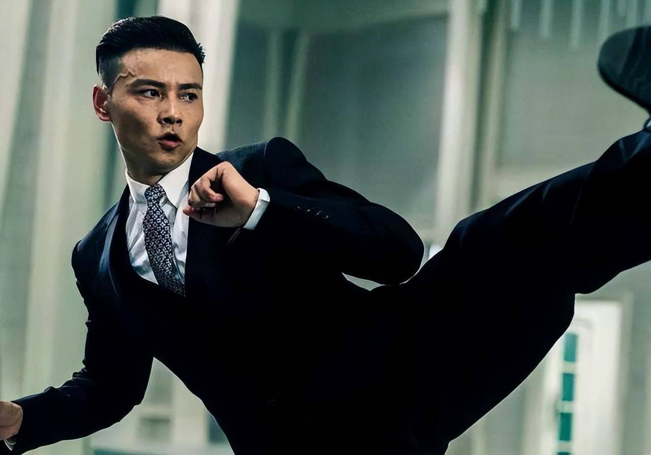 其实有着武打冠军光环的张晋,出道起点不算低,但是他身高不够,接不到