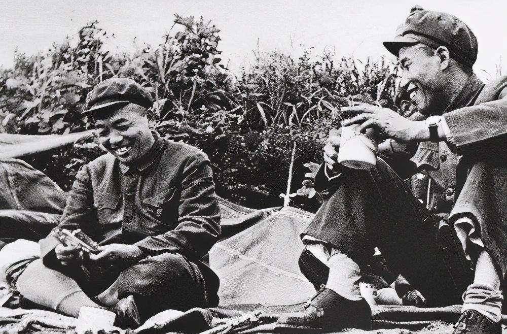 向敌人冲锋不算啥,几个人端扁担冲锋喊缴枪不杀,俘