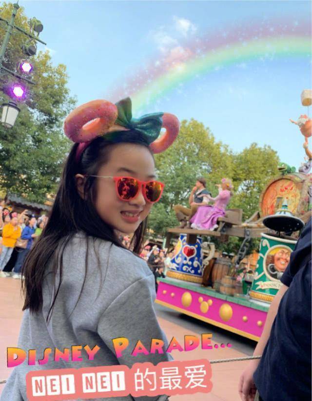 吴尊一家四口逛迪士尼,neinei大长腿初显,身高抢镜_带着_爸爸_max