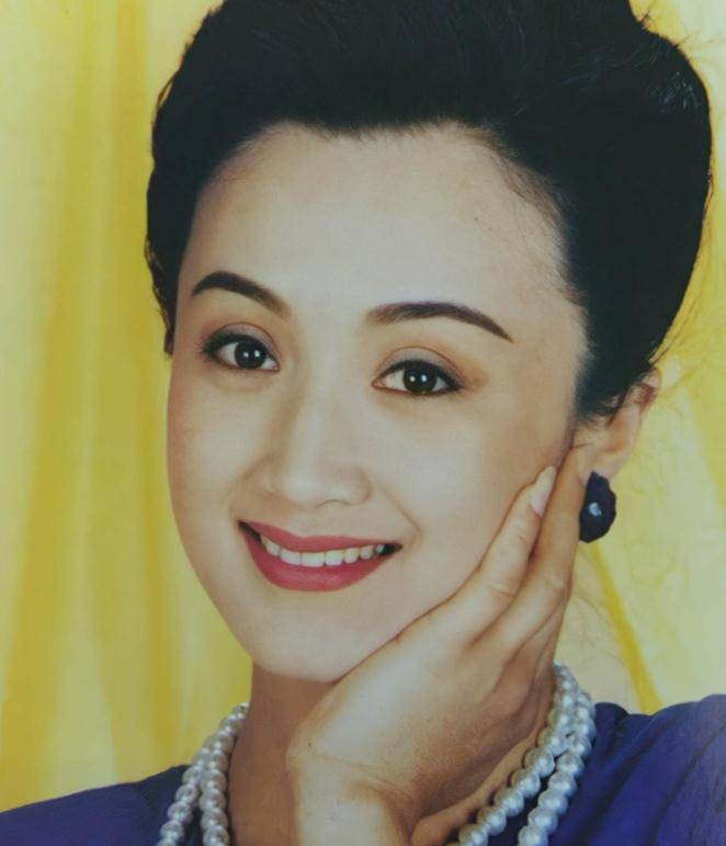 演员杨昆:和丈夫相恋多年感情如初,别墅被拍卖,61岁无儿无女_角色