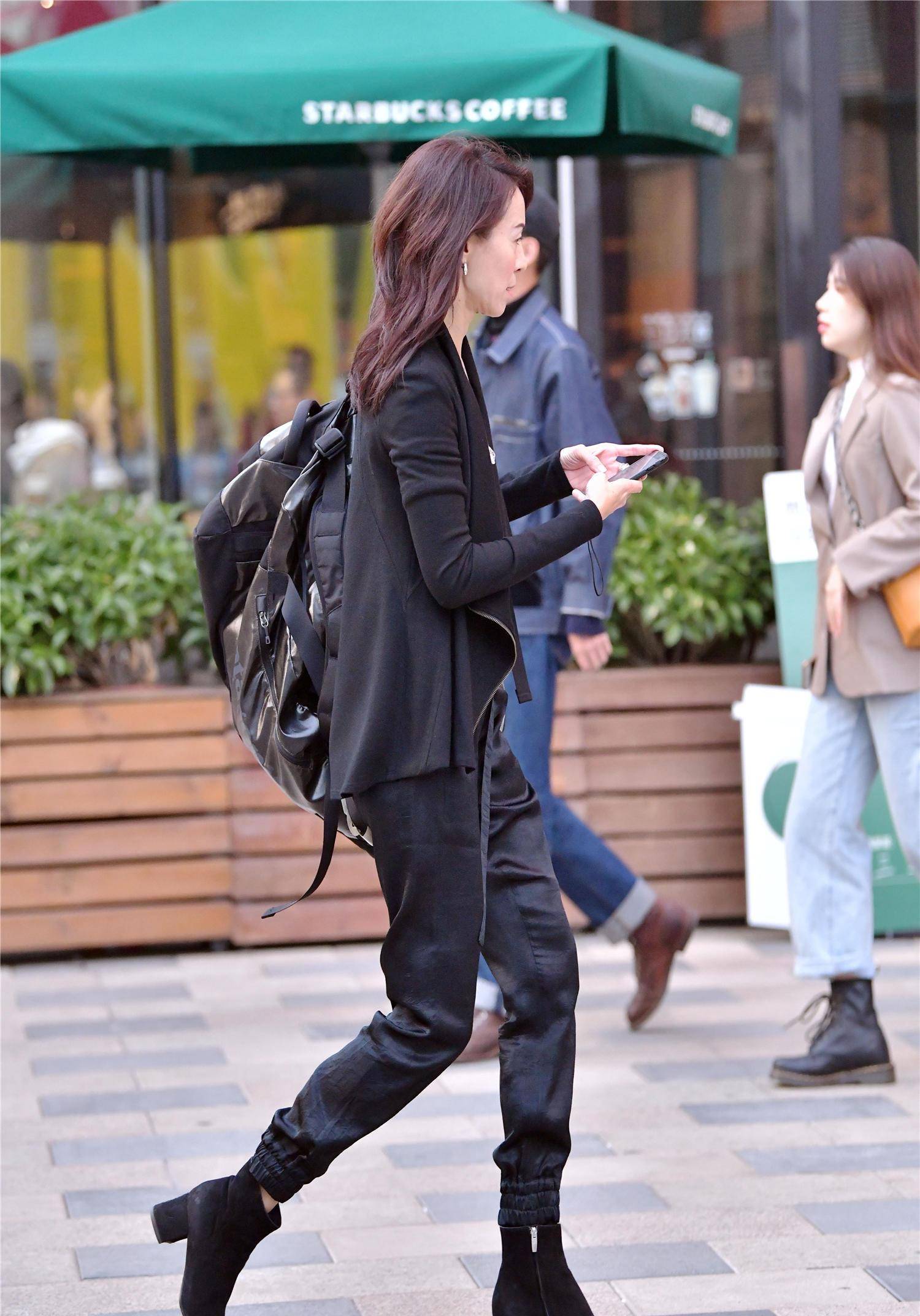 春天穿短靴高跟鞋的女孩看起来有灵魂_黑色_身材_牛仔裤