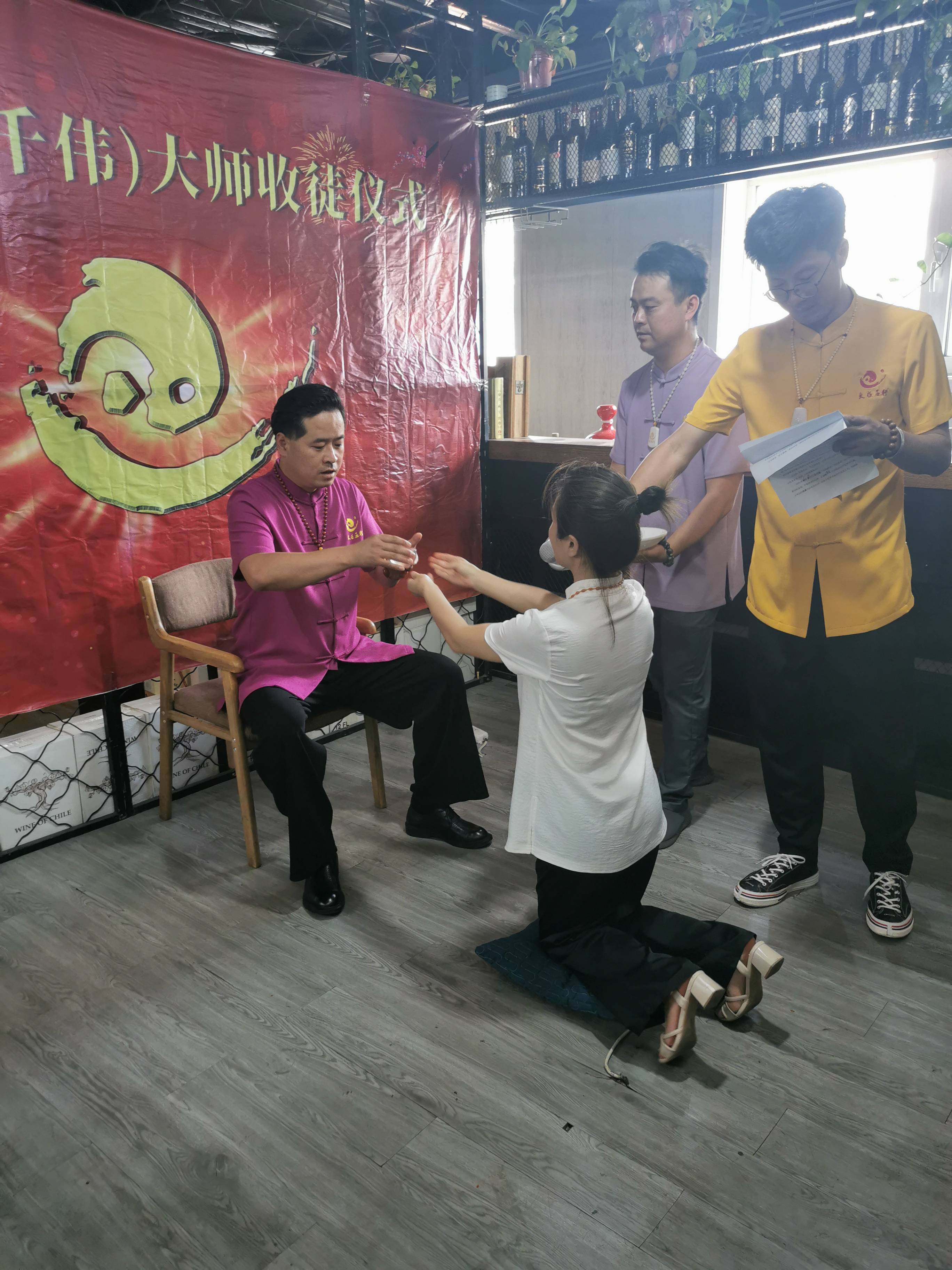 请师父极谦宣布《师训,门规》,以及教诲,赠语和加勉由极谦宣读:请师父