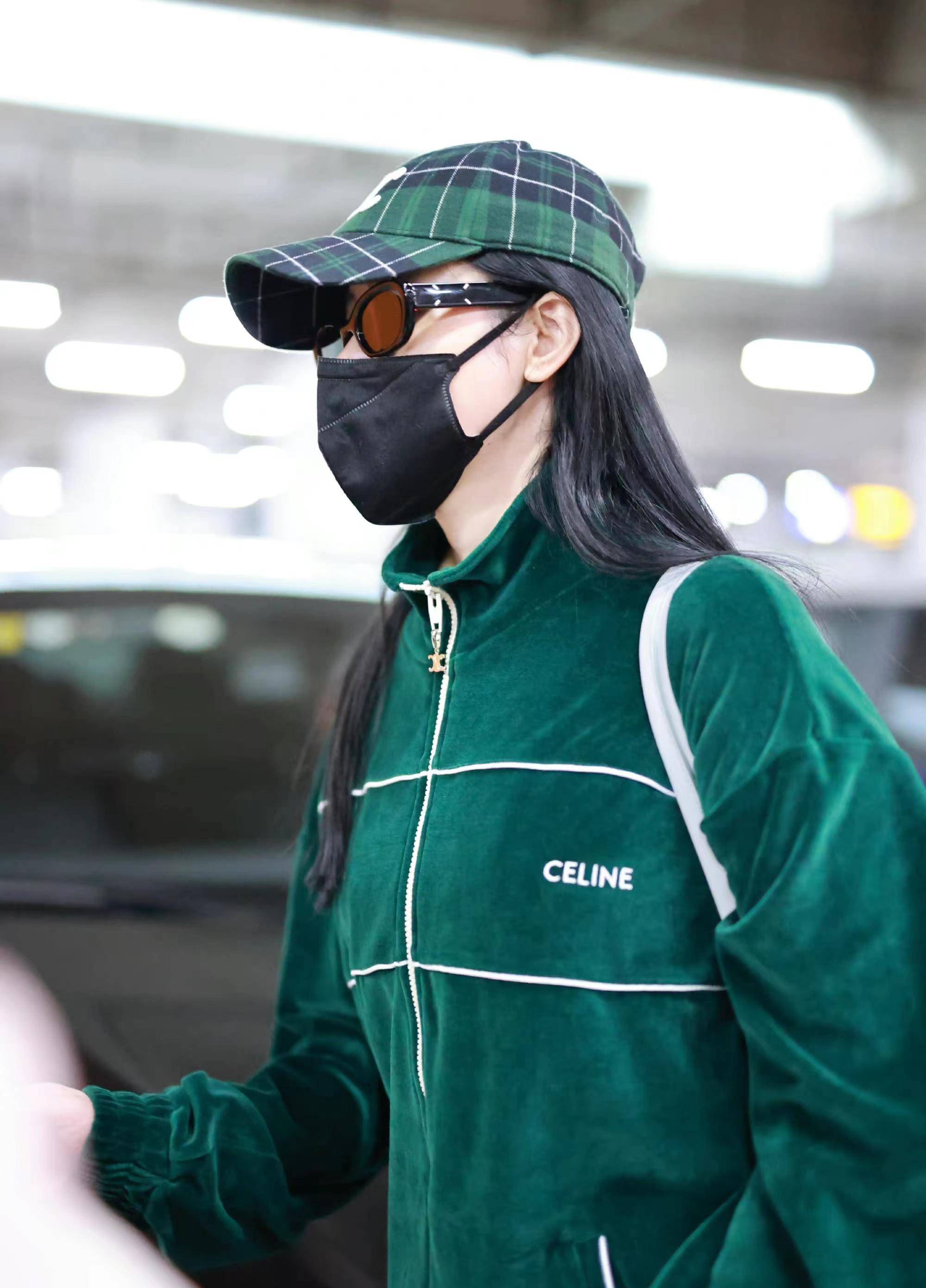 张天爱现身机场,身穿绿色丝绒运动服搭配阔腿裤,休闲简约!