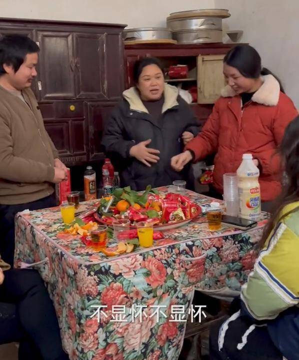 为了证实小春花和牛爱芳两人是否真实,有粉丝到牛爱芳