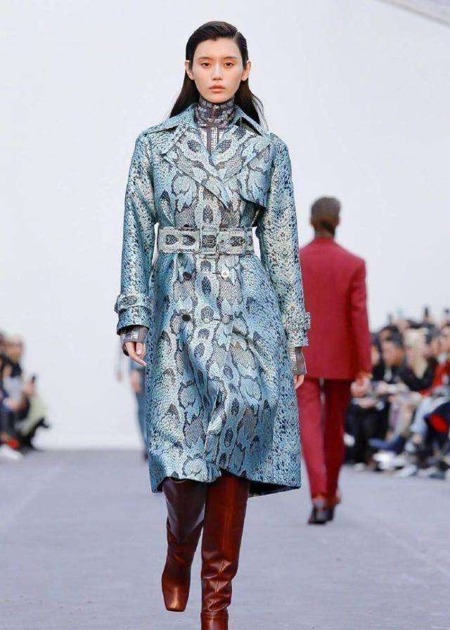 在综艺节目中走甜美路线的奚梦瑶,到了t台上收起笑容,走秀功力一点都